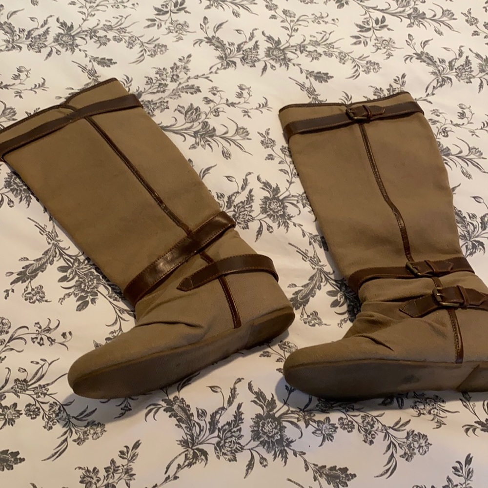 Like new Alo wedged boots with straps